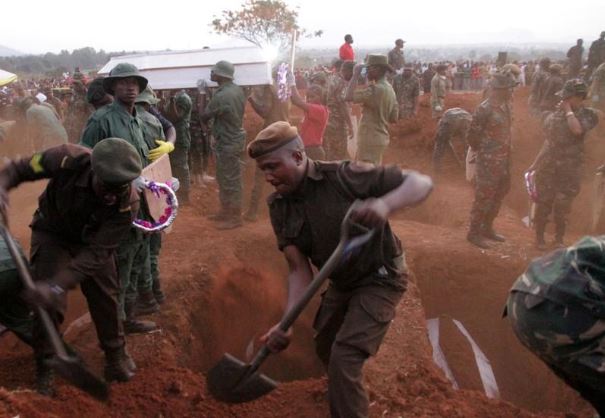 أفراد في الجيش التنزاني يقومون بدفن جثامين بعض ضحايا انفجار شاحنة وقود في تنزانيا في صورة بتاريخ 11 أغسطس اب 2019. تصوير: إيمانويل هرمان - رويترز. محظور إعادة بيع الصورة أو وضعها في أرشيف.